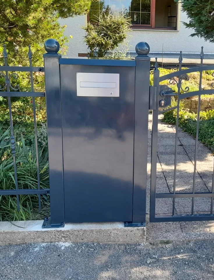 Metallsäule mit Briefkasten und Gegensprechanlage