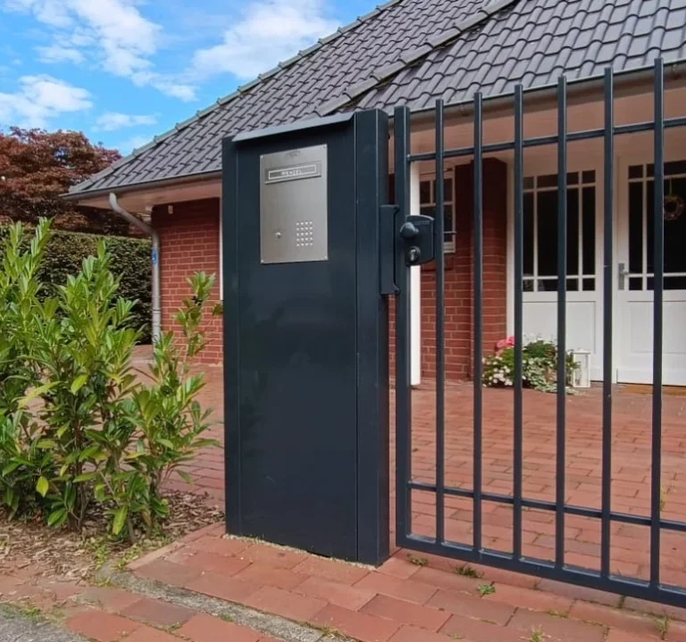 Metallsäule mit Briefkasten und Gegensprechanlage