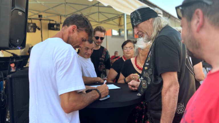 Der Skispringer Sven Hannawald gibt Autogramme für Fans
