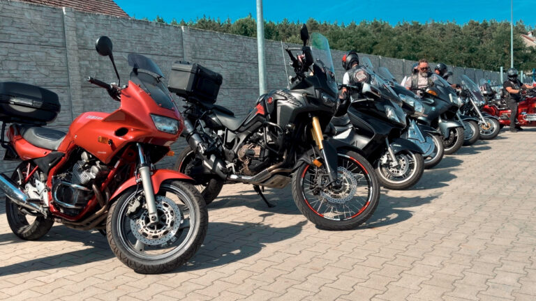 Eine Reihe geparkter Motorräder auf dem Festgelände